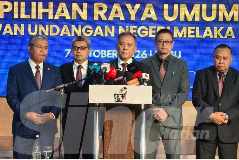 Ramlan (tengah) pada sidang akhbar pengumuman tarikh penting PRN Melaka