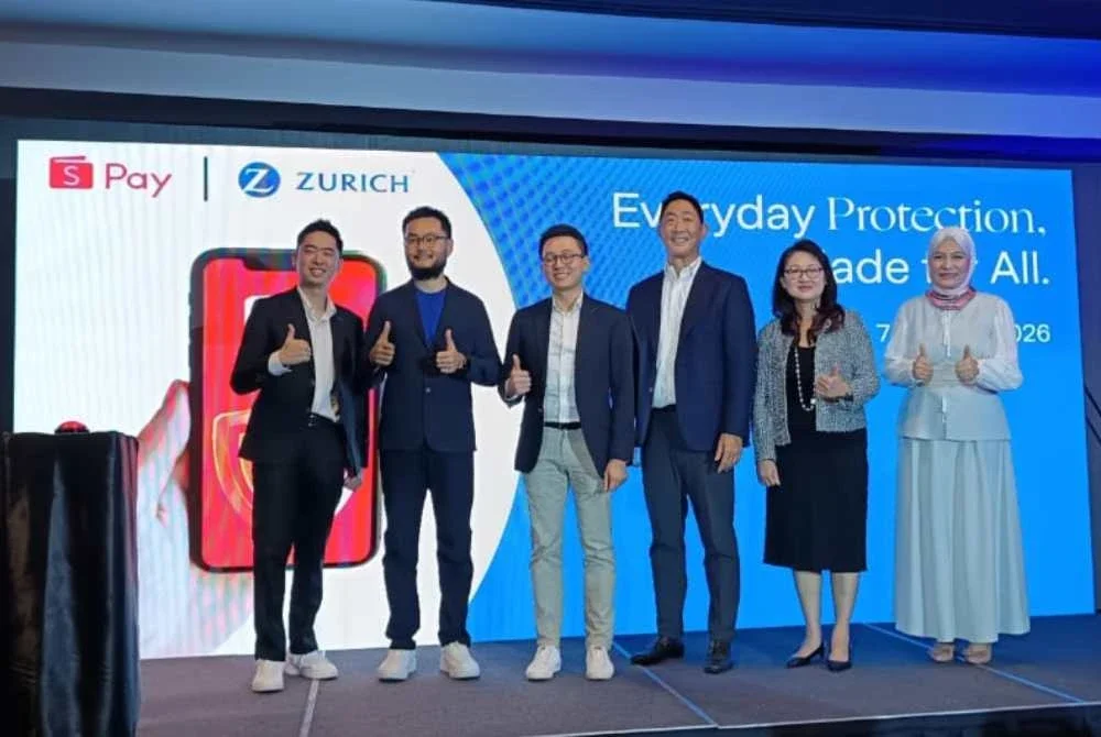 Alain (tiga dari kiri) dan Junior (tiga dari kanan) bersama barisan kepimpinan tertinggi pada pelancaran rasmi kerjasama ShopeePay dan ZLIMB sebagai rakan platform pengedaran digital pertama di sebuah hotel, di Kuala Lumpur pada Rabu.