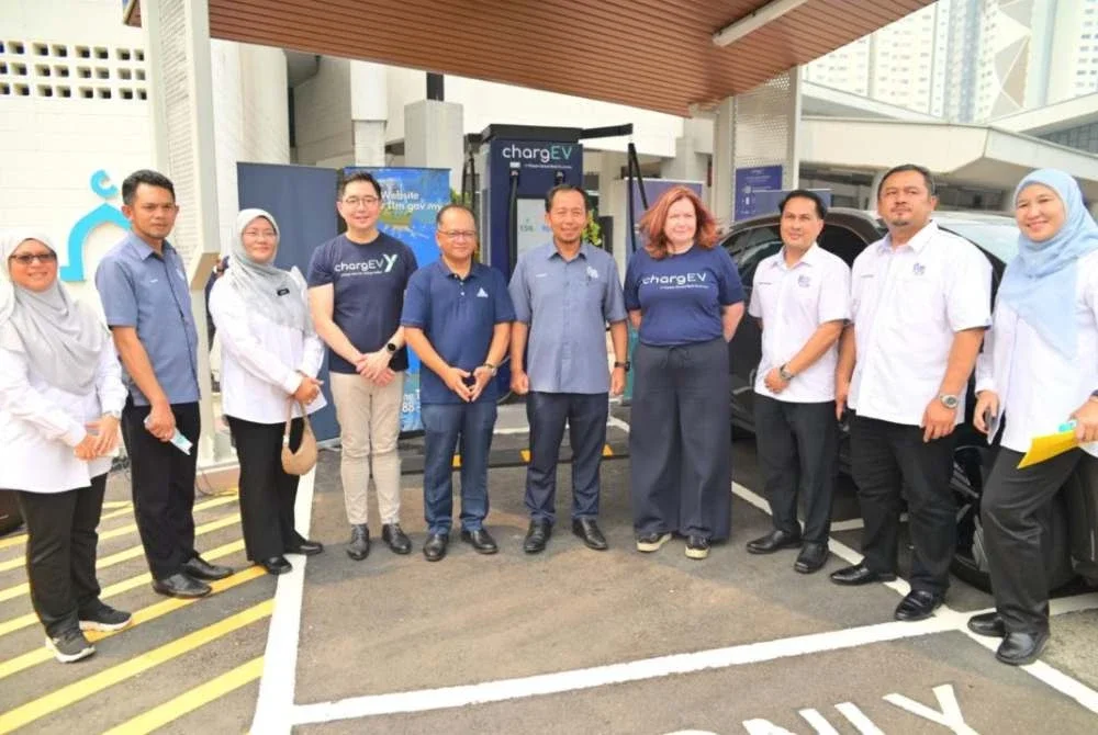 ALR mengumumkan peluncuran stesen pengecasan pantas DC 180kW baharu di kawasan R&R Awan Besar di KESAS.