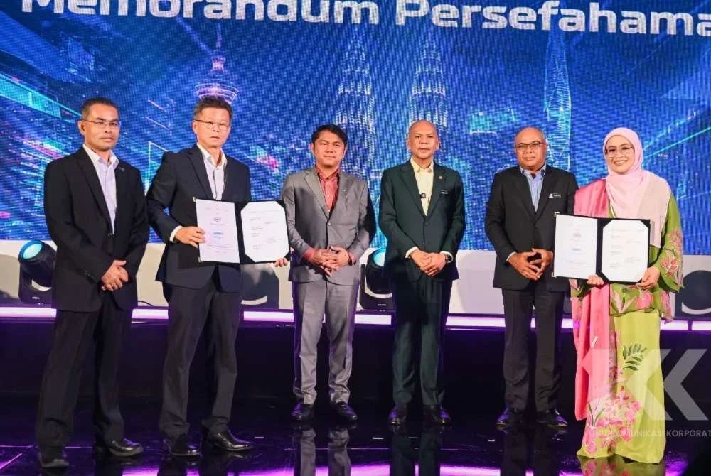 Amizan (tiga dari kanan) menyaksikan pertukaran dokumen MoU antara MyIPO dengan Pertubuhan Harta Intelek Sedunia (WIPO), Universiti Multimedia (MMU), Perbadanan Pembangunan Perdagangan Luar Malaysia (MATRADE), Institut Keusahawanan Negara (INSKEN), Perbadanan Nasional Berhad (PERNAS) serta Persatuan Pemasang dan Pengedar Motosikal dan Skuter Malaysia (MASAAM).
