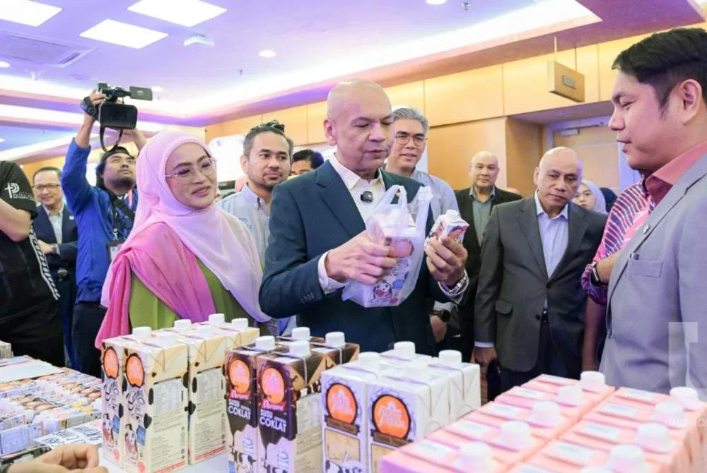 Armizan (tengah) melawat ke reruai pameran yang disediakan sempena IP CONFEX 2026.