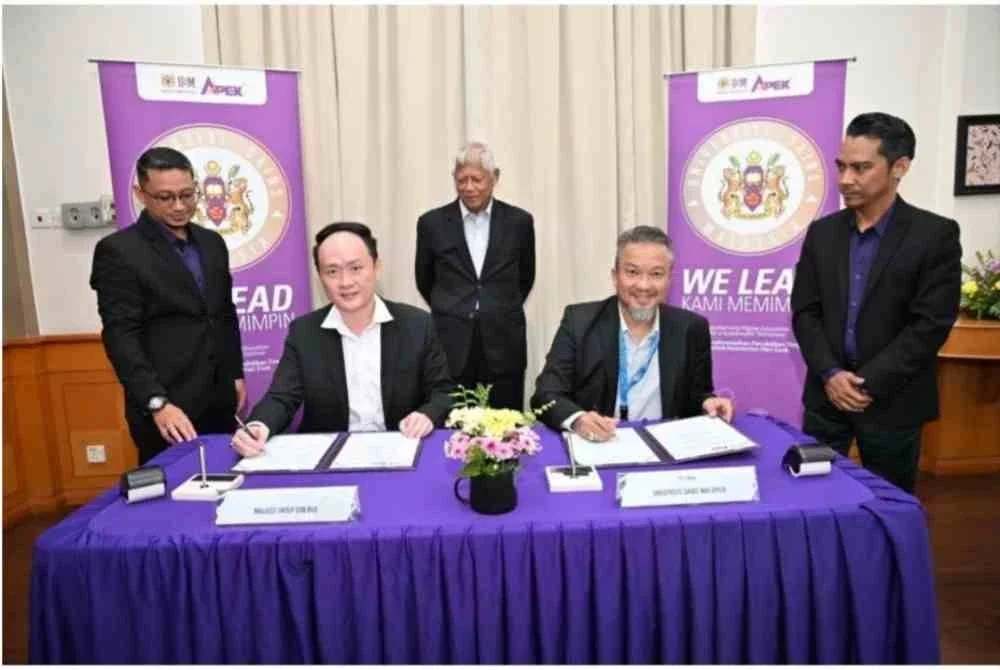 Tan Kian Boon, JP (kiri) dan Profesor Datuk' Dr. Shaiful Bahari Ismail (kanan) menandatangani MoU antara Malvest Group Sdn Bhd dan USM, disaksikan Profesor Emeritus Datuk’ Dr. Hassan Said (tengah).
