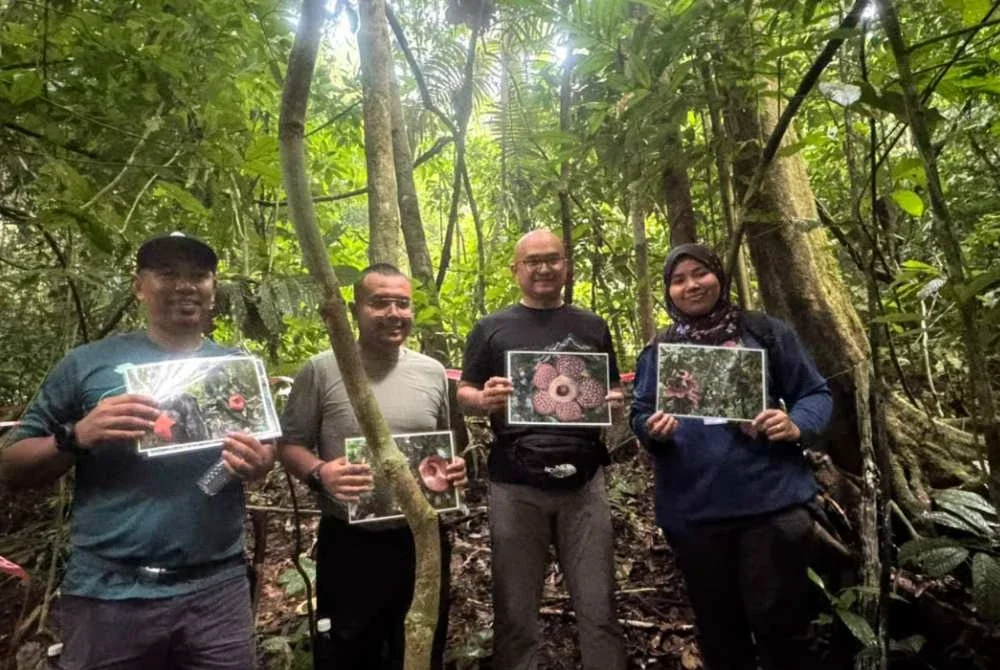 Fadzli (dua dari kanan) ketika menyertai program Moh Jungle Trekking Sambil Menengok Rafflesia Lata Jarum pada Rabu.