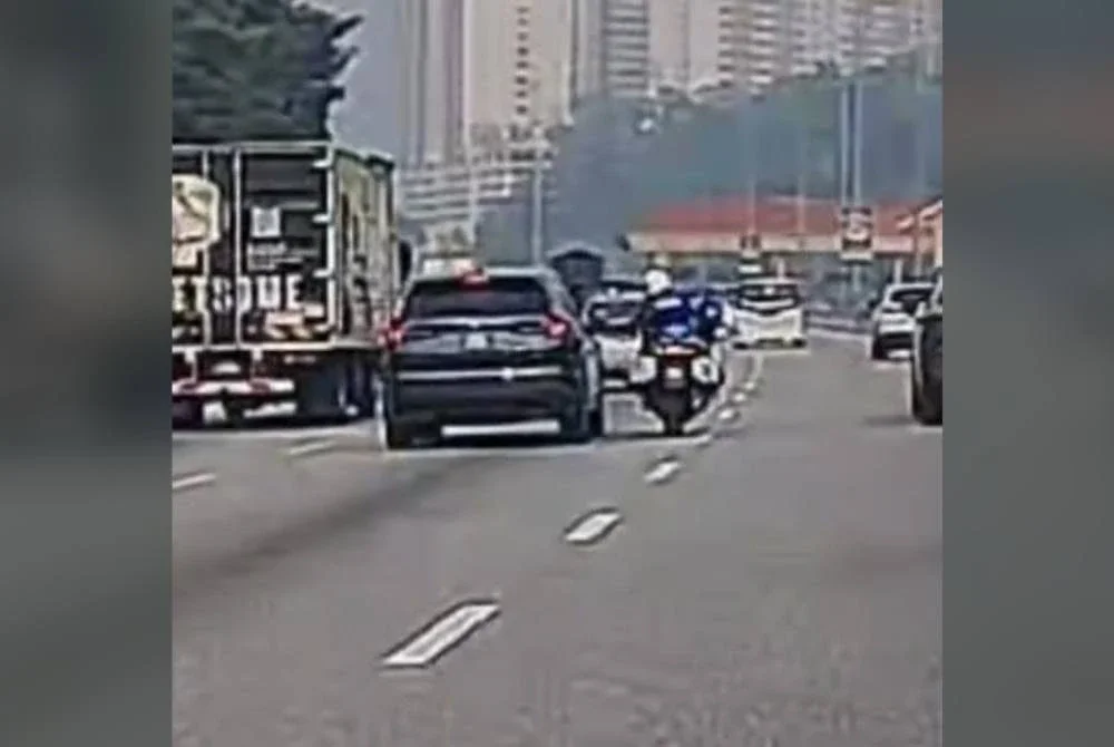 Video memaparkan anggota polis trafik mengarahkan sebuah kenderaan supaya tidak mengekori konvoi yang diiringi pihak polis tular di media sosial.
