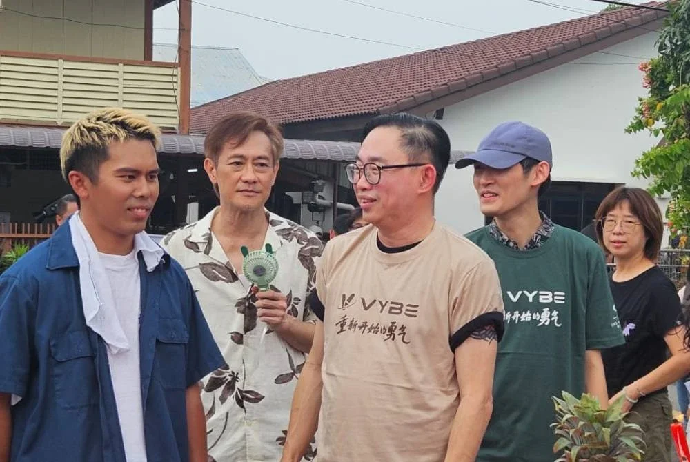 Ryon (tiga dari kiri) bersama para pelakon 'The Day We Start Again'.