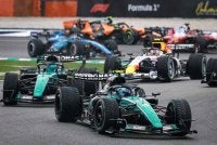 Aksi persaingan sengit antara peserta pada perlumbaan Formula 1 Gulf Air Bahrain Grand Prix di Litar Antarabangsa Sepang. - Bernama