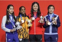 Pemain skuasy kebangsaan S. Sivasangari (dua, kiri) yang memenangi pingat Emas acara Skuasy perseorangan Wanita bersama pemenang lain semasa acara penyampaian pingat pada Sukan Asia Aichi-Nagoya 2026 di Nagoya Kinjo Futo Arena. - Bernama