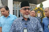 Gulam Muzaffar (tengah) ketika ditemui selepas memberi keterangan kepada pegawai SPRM Kuala Lumpur pada Rabu.