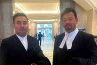 Kamal Hisham (kanan) bersama peguam, Muhammad Nor Tamrin menafikan dua anggota polis yang tular dalam kes dakwaan dikasari Ketua Pengarah Agensi Kawalan dan Perlindungan Sempadan Malaysia (AKPS), Datuk Seri Mohd Shuhaily Mohd Zain, bertindak sebagai ‘ulat’ atau terlibat dalam ‘kaunter setting’ di KLIA1, pada 28 September lalu.