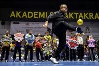 Mohd Sumali melakukan servis sempena pelancaran STL 2026 di Kuala Lumpur pada malam Selasa. Foto : Bernama.