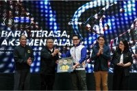Mohammed Taufiq (tengah) menerima cenderahati daripada Mohd Sumali sempena pelancaran STL 2026 di Kuala Lumpur - Foto: Bernama