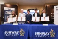 Kazuhiro Ono (dua dari kanan) dan Presiden dan Naib Canselor Universiti Sunway, Profesor Sibrandes Poppema (dua dari kiri), menyaksikan majlis MoU bagi membangunkan bakat generasi baharu dalam bidang percetakan 3D di Malaysia