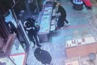 Pada 17 Ogos lepas, sebanyak 81 barang kemas pelbagai jenis seberat 2.5kg bernilai lebih RM1.7 juta dilaporkan dilarikan tiga lelaki bersenjatakan kapak dan kuku kambing dari sebuah kedai emas di pusat beli-belah berkenaan.