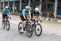 Bottas (kanan) melintasi CIQ Sultan Iskandar kira-kira jam 2.20 petang Rabu sebelum meneruskan kayuhan melalui Woodlands. Foto: AsiaOne