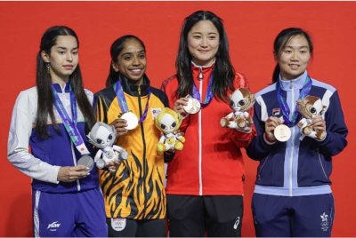 Pemain skuasy kebangsaan S. Sivasangari (dua, kiri) yang memenangi pingat Emas acara Skuasy perseorangan Wanita bersama pemenang lain semasa acara penyampaian pingat pada Sukan Asia Aichi-Nagoya 2026 di Nagoya Kinjo Futo Arena. - Bernama