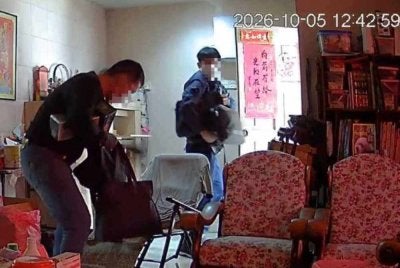 Tular video di media sosial memaparkan kegiatan jenayah dilakukan dua individu yang memecah masuk sebuah rumah di sini.