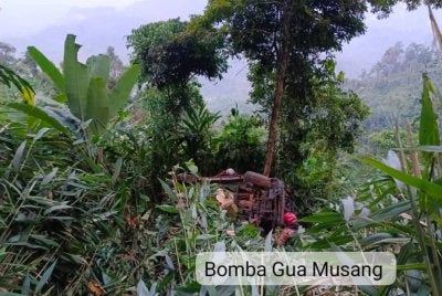 Keadaan kenderaan mangsa yang terhumban dalam gaung sedalam 100 meter di Jalan Ladang Pos Pulat, Gua Musang.