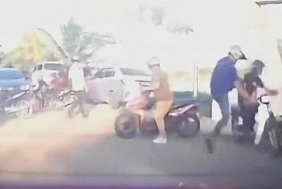 Polis sedang mengesan individu yang bertindak menendang seorang penunggang motosikal di kawasan Pantai Sri Tujuh, Tumpat yang dirakam dan tular di media sosial. FOTO: Video tular 