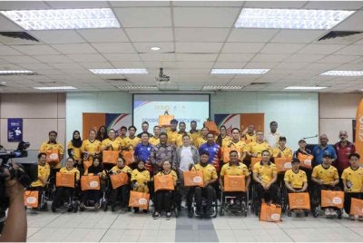 Atlet para negara sempena majlis penyerahan beg cenderamata kepada atlet Sukan Para Asia Aichi-Nagoya 2026 di Pusat Kecemerlangan Paralimpik, Kampung Pandan, Kuala Lumpur. - Foto : MPM