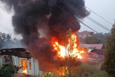 Sebuah rumah jenis kekal berukuran kira-kira 40 x 60 kaki persegi yang didiami warga emas musnah dalam kebakaran - Foto: JBPM Pahang