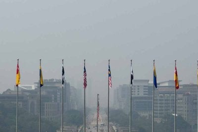 Beberapa bangunan kerajaan termasuk Pusat Konvensyen Antarabangsa Putrajaya (PICC) 'lenyap ditelan' jerebu pada Rabu.