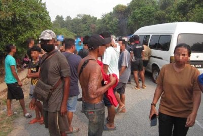 Sekumpulan Orang Asli mencetuskan provokasi dan halangan oleh sekumpulan masyarakat Orang Asli ke atas pihak penguatkuasa diketuai UPNP yang sedang menjalankan operasi penguatkuasaan di sekitar kawasan HKL RAMSAR, Tasek Bera. - Foto: PDRM