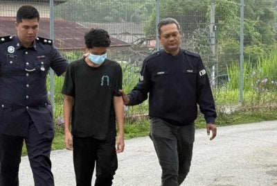 Tertuduh mengaku tidak bersalah di Mahkamah Majistret Parit pada Rabu atas pertuduhan merogol seorang pelajar perempuan di sebuah rumah terbiar, bulan lalu.