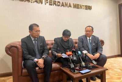 Zamri (kiri) ketika sidang akhbar bersama Azalina (tengah) di Parlimen pada Rabu.