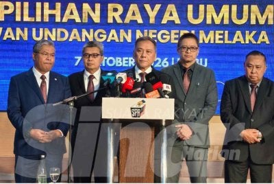 Ramlan (tengah) pada sidang akhbar pengumuman tarikh penting PRN Melaka