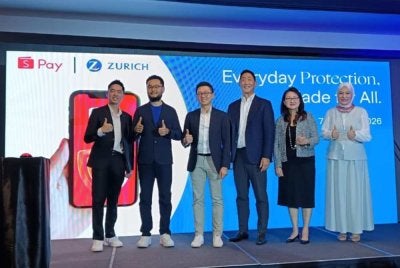Alain (tiga dari kiri) dan Junior (tiga dari kanan) bersama barisan kepimpinan tertinggi pada pelancaran rasmi kerjasama ShopeePay dan ZLIMB sebagai rakan platform pengedaran digital pertama di sebuah hotel, di Kuala Lumpur pada Rabu.