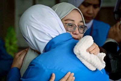 Zaleha tidak dapat menahan kesedihan ketika menunggu bedah siasat anaknya, Ahmad Areesy yang maut akibat kemalangan jalan raya ketika ditemui di Jabatan Perubatan Forensik Hospital Sultanah Nur Zahirah (HSNZ) pada Rabu. Foto Bernama 