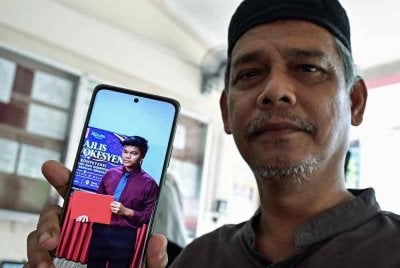  Ahmad Azhar menunjukkan gambar anaknya, Allahyarham Ahmad Areesy yang maut akibat kemalangan jalan raya ketika ditemui di Jabatan Perubatan Forensik Hospital Sultanah Nur Zahirah (HSNZ) pada Rabu. Foto Bernama 