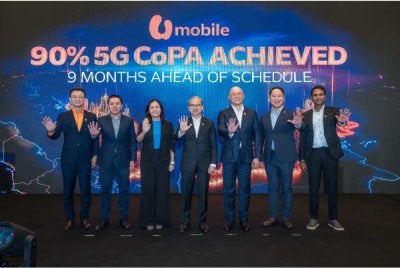 Dari kiri: Timbalan Ketua Pegawai Eksekutif U Mobile, Kenneth Chang; Pengarah Urusan SKMM, Abdul Karim Fakir Ali; Timbalan Menteri Komunikasi, Teo Nie Ching; Menteri Komunikasi, Datuk Seri Fahmi Fadzil; Ketua Pegawai Eksekutif U Mobile, Wong Heang Tuck; Ketua Pegawai Teknologi U Mobile, Woon Ooi Yuen dan Ketua Pegawai Perniagaan Pengguna U Mobile, Navin Manian bergambar pada majlis berkenaan di Kuala Lumpur pada Selasa.