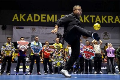 Mohd Sumali melakukan servis sempena pelancaran STL 2026 di Kuala Lumpur pada malam Selasa. Foto : Bernama.