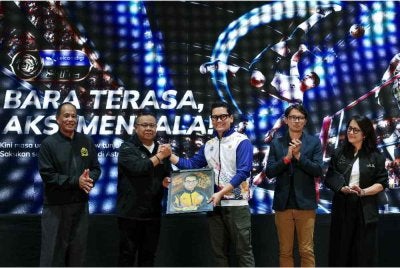 Mohammed Taufiq (tengah) menerima cenderahati daripada Mohd Sumali sempena pelancaran STL 2026 di Kuala Lumpur - Foto: Bernama