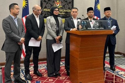 Syed Ibrahim (tiga dari kiri) ketika sidang akhbar di Parlimen pada Rabu.