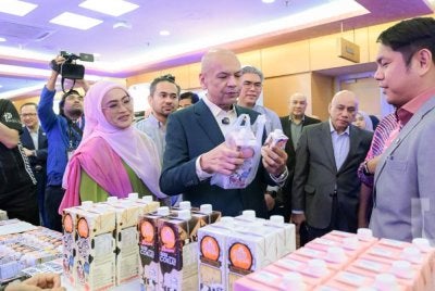 Armizan (tengah) melawat ke reruai pameran yang disediakan sempena IP CONFEX 2026.