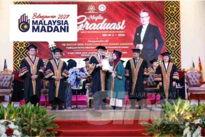 Masidi menyampaikan sijil graduasi kepada graduan pada Majlis Graduasi MRSM Ranau yang berlangsung di Dewan Utama MRSM Ranau.