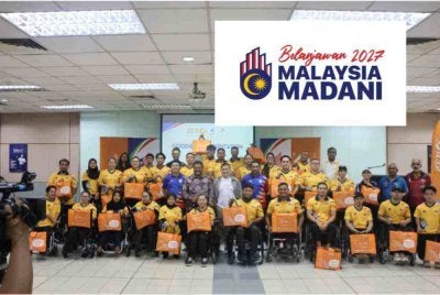 Atlet para negara sempena majlis penyerahan beg cenderamata kepada atlet Sukan Para Asia Aichi-Nagoya 2026 di Pusat Kecemerlangan Paralimpik, Kampung Pandan, Kuala Lumpur. - Foto : MPM