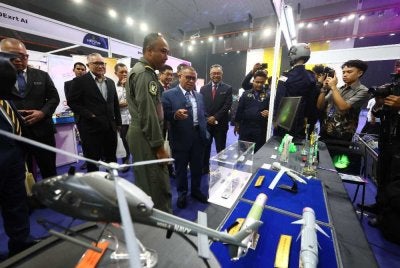 Saarani meninjau ruang pameran yang disediakan sempena Konvensyen Inovasi Peringkat Negeri Perak Tahun 2026 di Stadium Indera Mulia di Ipoh pada Rabu.