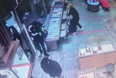 Pada 17 Ogos lepas, sebanyak 81 barang kemas pelbagai jenis seberat 2.5kg bernilai lebih RM1.7 juta dilaporkan dilarikan tiga lelaki bersenjatakan kapak dan kuku kambing dari sebuah kedai emas di pusat beli-belah berkenaan.