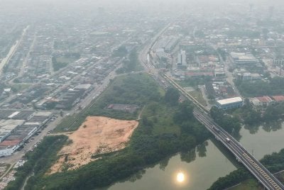 Asap tebal daripada kebakaran yang berterusan menyebabkan jerebu rentas sempadan menjejaskan negara jiran, termasuk Malaysia. Foto: Bernama 