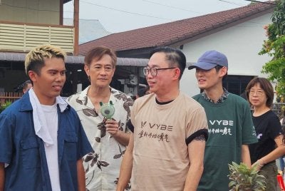 Ryon (tiga dari kiri) bersama para pelakon 'The Day We Start Again'.