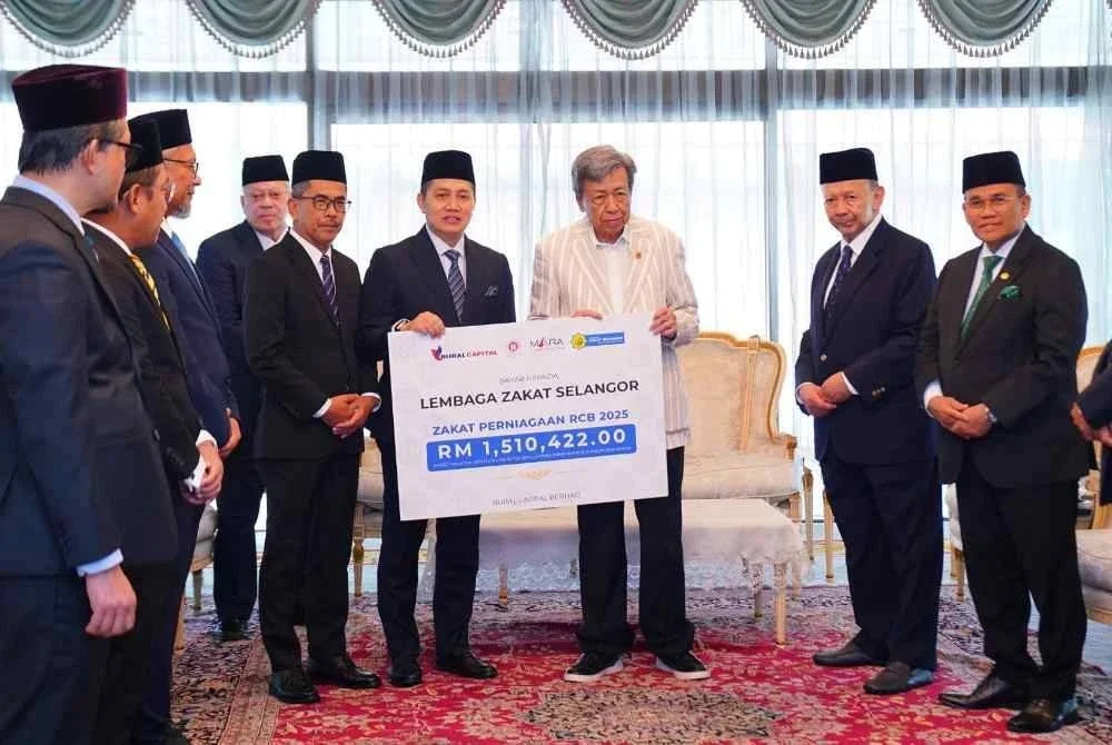 Rural Capital Sdn Bhd yang diwakili Pengerusinya, Datuk Noor Hariri Mohamed Noor, menyerahkan zakat perniagaan berjumlah RM1.51 juta. Foto Mohd Halim Abdul Wahid