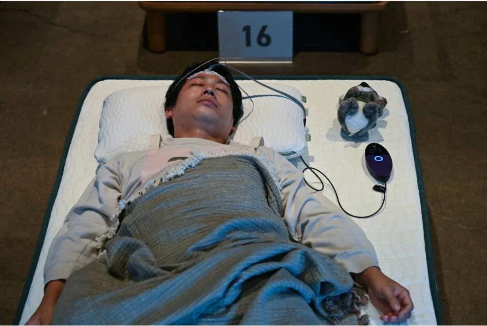 Seorang peserta menyertai pertandingan tidur yang dianjurkan sebuah jenama tilam di Tokyo. Foto AFP
