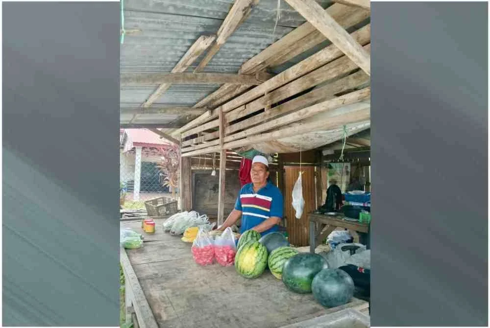 Ab Manaf yang berniaga di gerainya yang sudah usang.