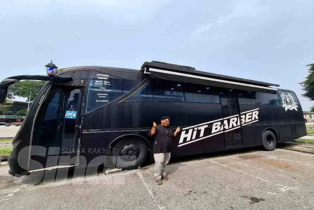 Hit Barber Bus di Jalan Leong Boon Swee, Ipoh yang diusahakan Muhammad Naufal menampilkan pengalaman berbeza menggunting rambut dalam bas.