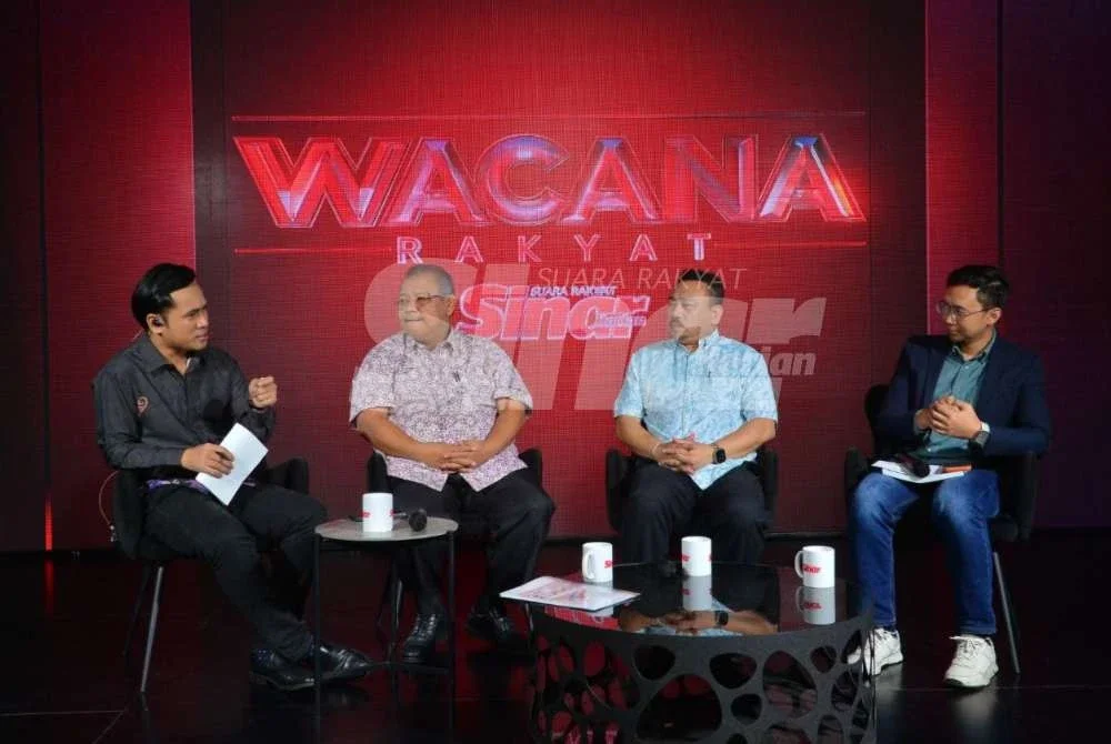 Faiz (kanan) menjadi panelis Wacana Sinar Edisi 490 bertajuk ‘Belanjawan 2027: Gula-Gula Pilihan Raya atau Remedi Rancangan Malaysia?’ yang dihoskan oleh Ismail Adnan di Studio F Karangkraf pada Rabu.
