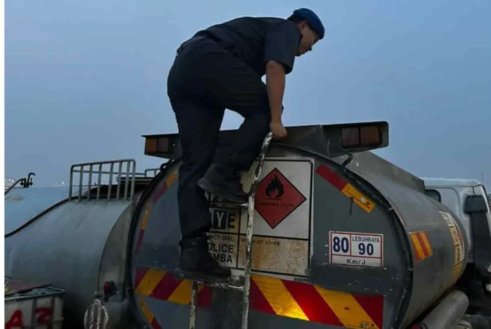 Anggota KPDN Selangor melaksanakan pemeriksaan di lokasi serbuan pada Rabu. Foto: KPDN SELANGOR