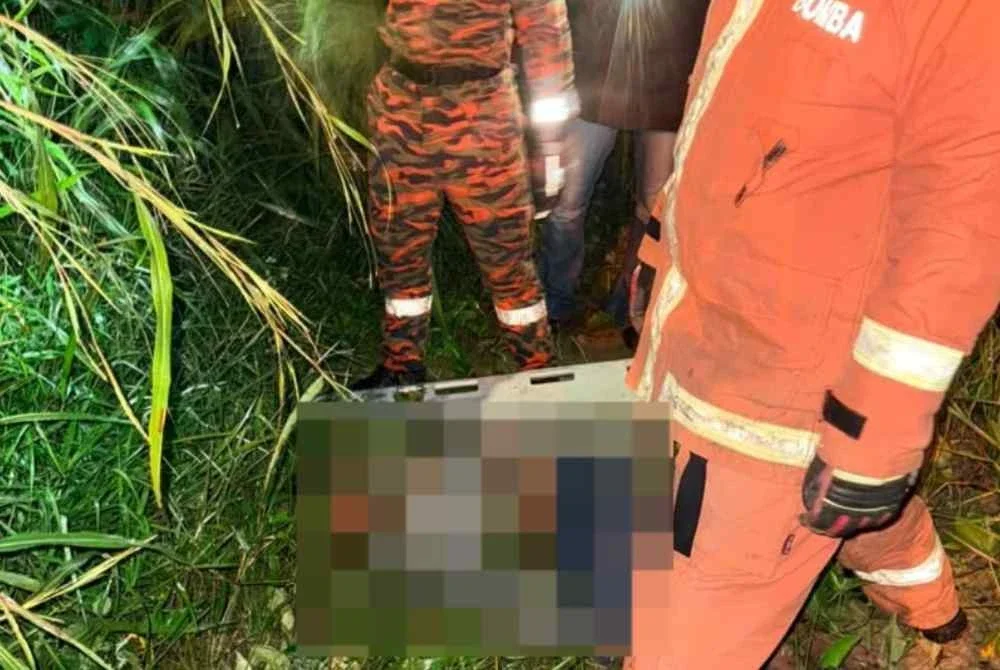 Anggota bomba mengeluarkan ketiga-tiga mangsa menggunakan pengusung dalam nahas di Kampung Teluk Sareh, Kampung Gajah pada Khamis. Foto JBPM Perak 
